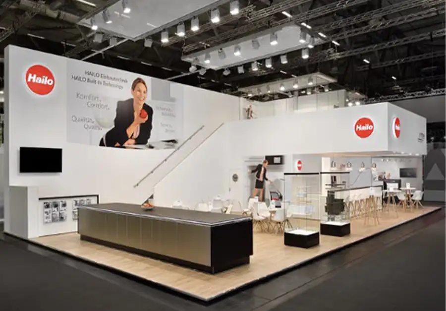 Messestand Hailo mit Holzoptik – Lüco Messebau Von Lüco gebauter Messestand für Hailo mit heller Holzoptik und langer Theke