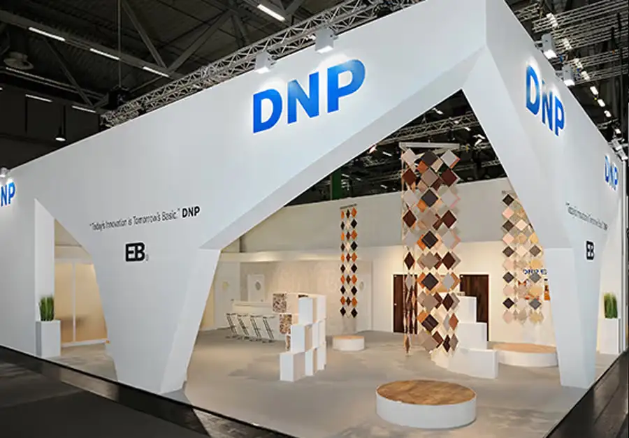Messestand DNP – Lüco Messebau Von Lüco gebauter Messestand für DNP mit dreieckiger Architektur und hängenden Materialproben