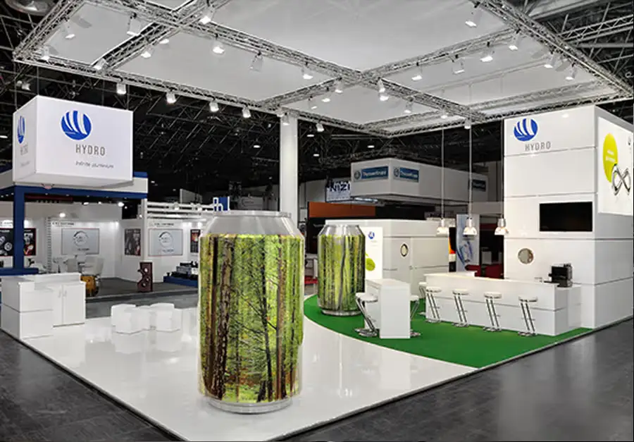 Messestand Hydro – Lüco Messebau Von Lüco gebauter Messestand für Hydro mit großen zylindrischen Ausstellungsobjekten in grünem Design