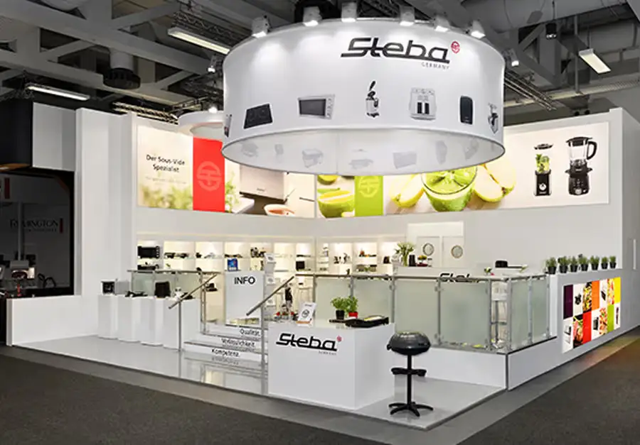 Messestand Steba – Lüco Messebau Von Lüco gebauter Messestand für Steba mit rundem Deckenelement und ausgestellten Küchengeräten