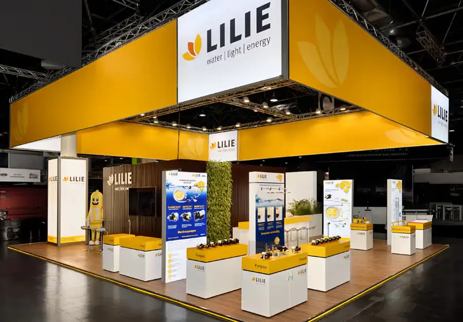 Messestand LILIE – Lüco Messebau Von Lüco gebauter Messestand für LILIE in Gelb-Weiß mit Produktpräsentation und Pflanzenwand
