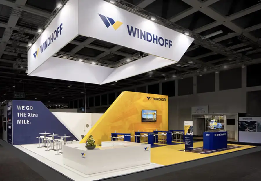 Messestand Windhoff – Lüco Messebau Von Lüco gebauter Messestand für Windhoff mit gelbem Rampenelement und Sitzbereich