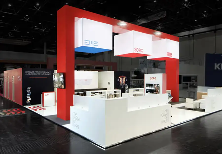 Messestand SORG – Lüco Messebau Von Lüco gebauter Messestand für SORG in Rot-Weiß mit erhöhten Würfelelementen